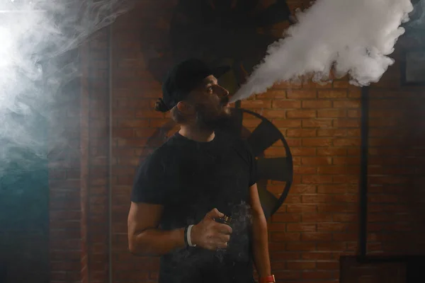 Hombre vapeando un cigarrillo electrónico — Foto de Stock