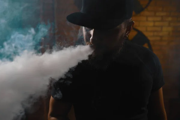 Ο άνθρωπος vaping ηλεκτρονικό τσιγάρο — Φωτογραφία Αρχείου