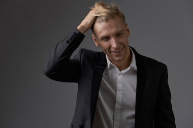 Stüdyoda poz sarışın yakışıklı genç