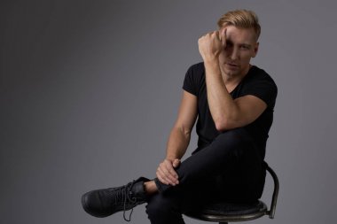 Stüdyoda poz sarışın yakışıklı genç