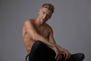 Stüdyoda poz kas yakışıklı genç