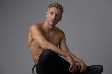 Stüdyoda poz kas yakışıklı genç