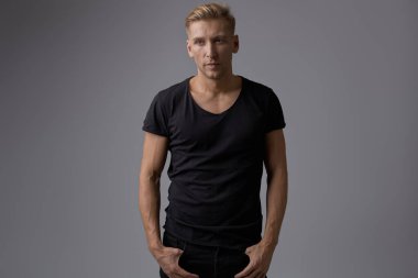 Stüdyoda poz sarışın yakışıklı genç