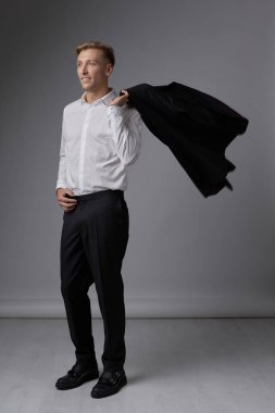 Stüdyoda poz sarışın yakışıklı genç