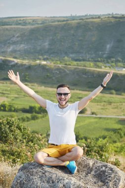 Gülümseyen ve güneşli yaz günü zevk genç adam