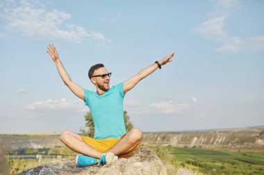 Gülümseyen ve güneşli yaz günü zevk genç adam