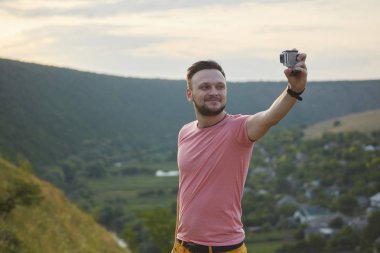 Gülümseyen ve güneşli yaz günü zevk genç adam