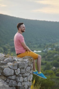 Gülümseyen ve güneşli yaz günü zevk genç adam