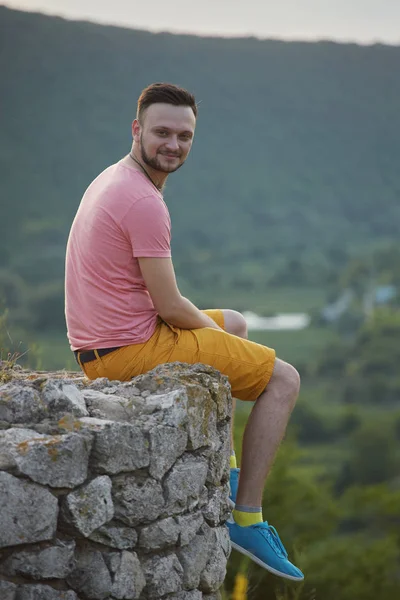 Young man smiling and enjoying sunny summer day — Stock Photo, Image