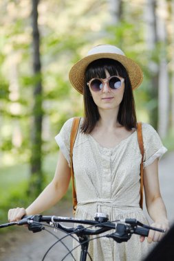 Genç kadın ile Bisiklet doğa çerçevede