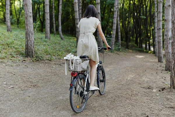 자전거와 함께 자연 배경에 대 한 젊은 여자 — 스톡 사진