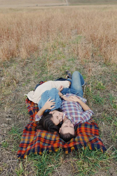 Romantiska unga par i kärlek — Stockfoto