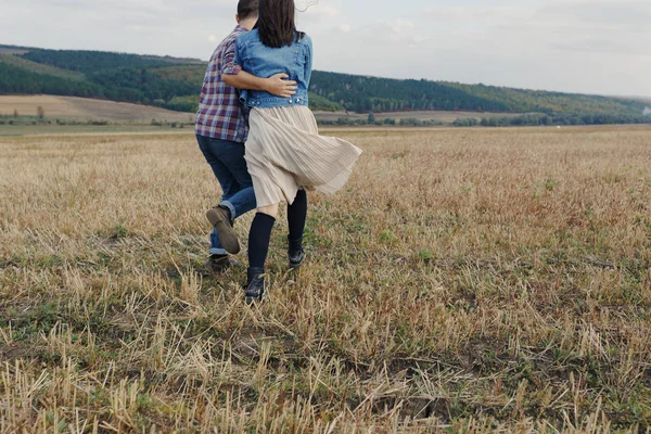 Romantique jeune couple amoureux — Photo