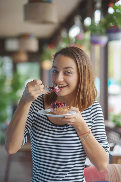 Jonge vrouw zitten binnen in stedelijke café — Stockfoto