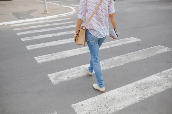 Chica bonita está caminando en la ciudad — Foto de Stock