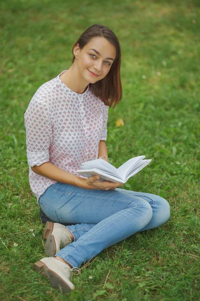 Bonito jovem mulher lendo o livro — Fotografia de Stock