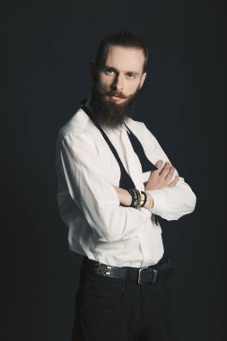 Hippi tarzı sakallı adam