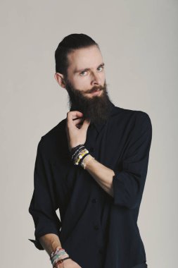 Hippi tarzı sakallı adam