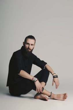 Hippi tarzı sakallı adam