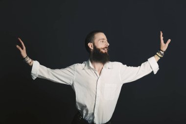 Hippi tarzı sakallı adam