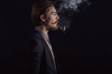 Yakışıklı sakallı şık iş adamı