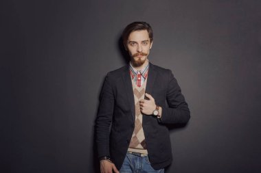 Yakışıklı sakallı şık iş adamı