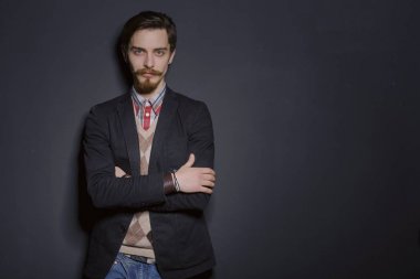 Yakışıklı sakallı şık iş adamı