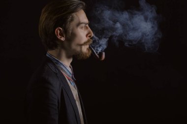 Yakışıklı sakallı şık iş adamı