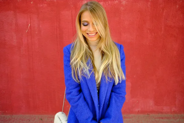 La chica del abrigo azul en la calle —  Fotos de Stock