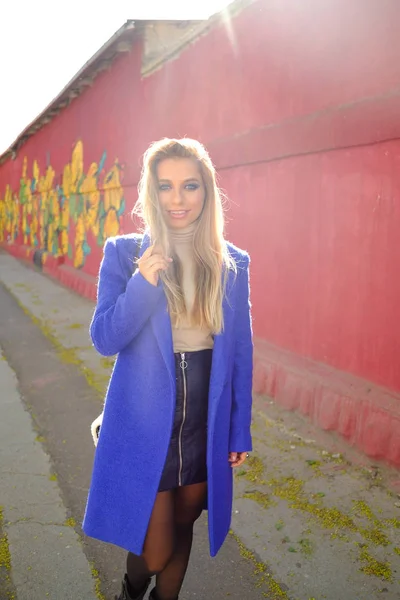 Das Mädchen im blauen Mantel auf der Straße — Stockfoto