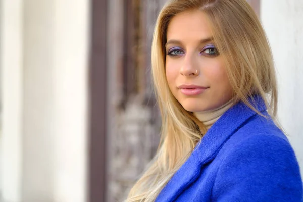 A rapariga de casaco azul na rua — Fotografia de Stock