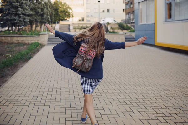 Jovem menina bonita posando na rua — Fotografia de Stock