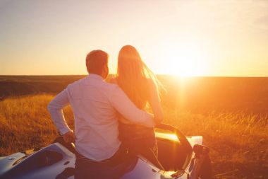 Mutluluk çift yeni spor arabada kal