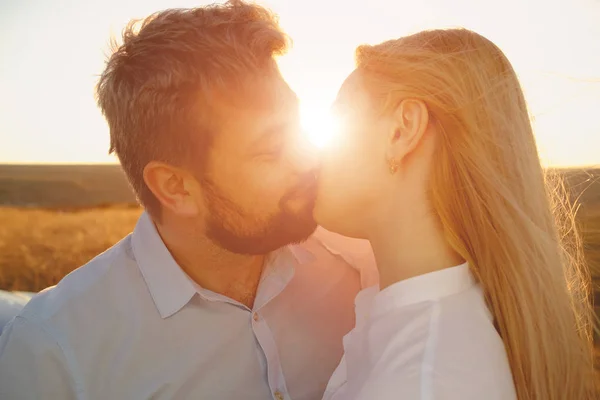 Ungt par omfamnar och kysser utomhus — Stockfoto