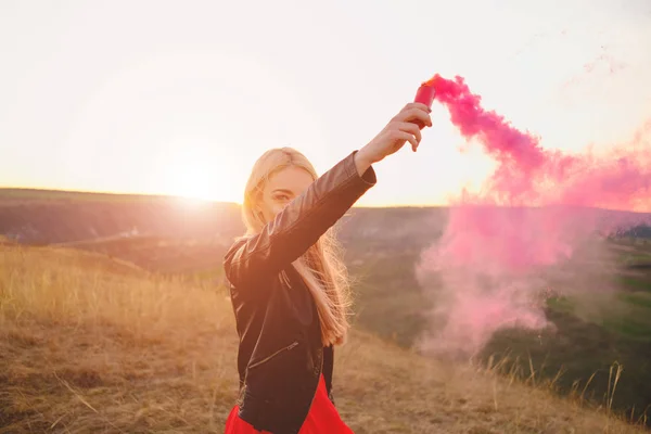 Happy woman enjoying nature sunse — Stock Photo, Image