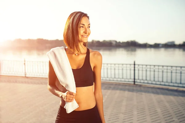 Jogger junto ao lago ao pôr do sol — Fotografia de Stock