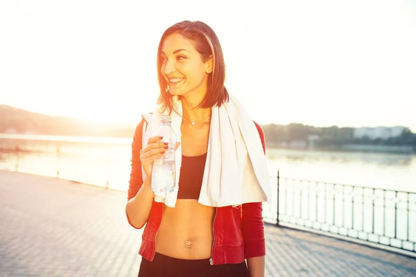 Jogger vicino al lago al tramonto — Foto Stock