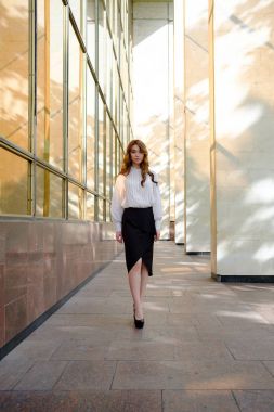 Zarif Bayan yalnız sokakta yürürken