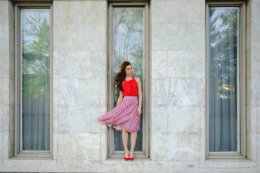 Zarif Bayan yalnız sokakta yürürken