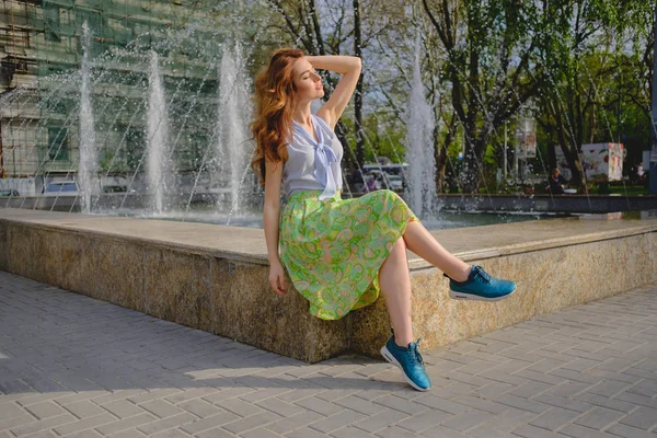 Femme élégante marchant seule dans la rue — Photo