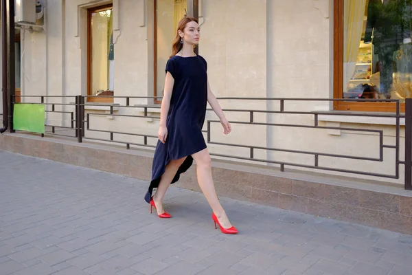 Элегантная дама, идущая одна по улице — стоковое фото