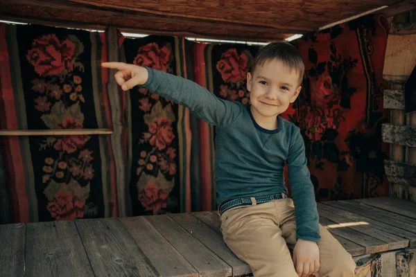 Pequeño chico caucásico en la naturaleza, la infancia —  Fotos de Stock