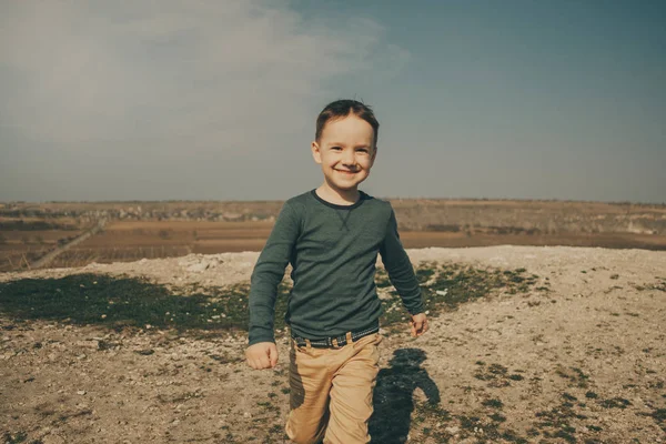 Pequeño chico caucásico en la naturaleza, la infancia —  Fotos de Stock