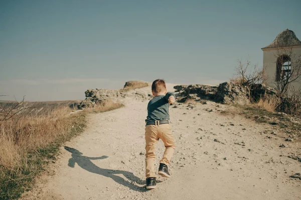 Little young caucasian boy in nature, childhood — Stock Photo, Image