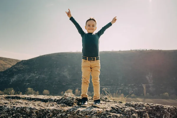 Маленький кавказский мальчик в природе, детство — стоковое фото