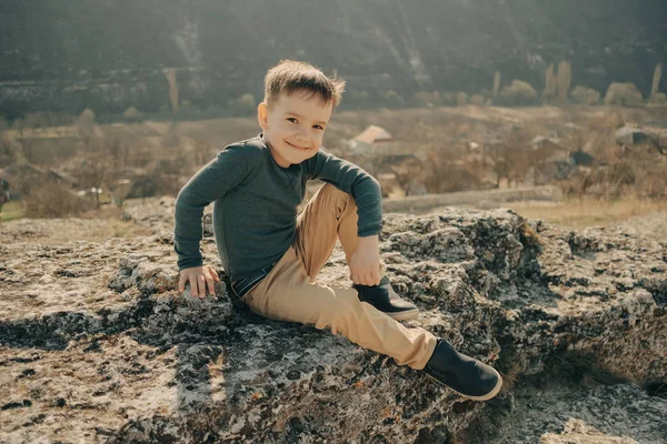 Pequeño chico caucásico en la naturaleza, la infancia —  Fotos de Stock