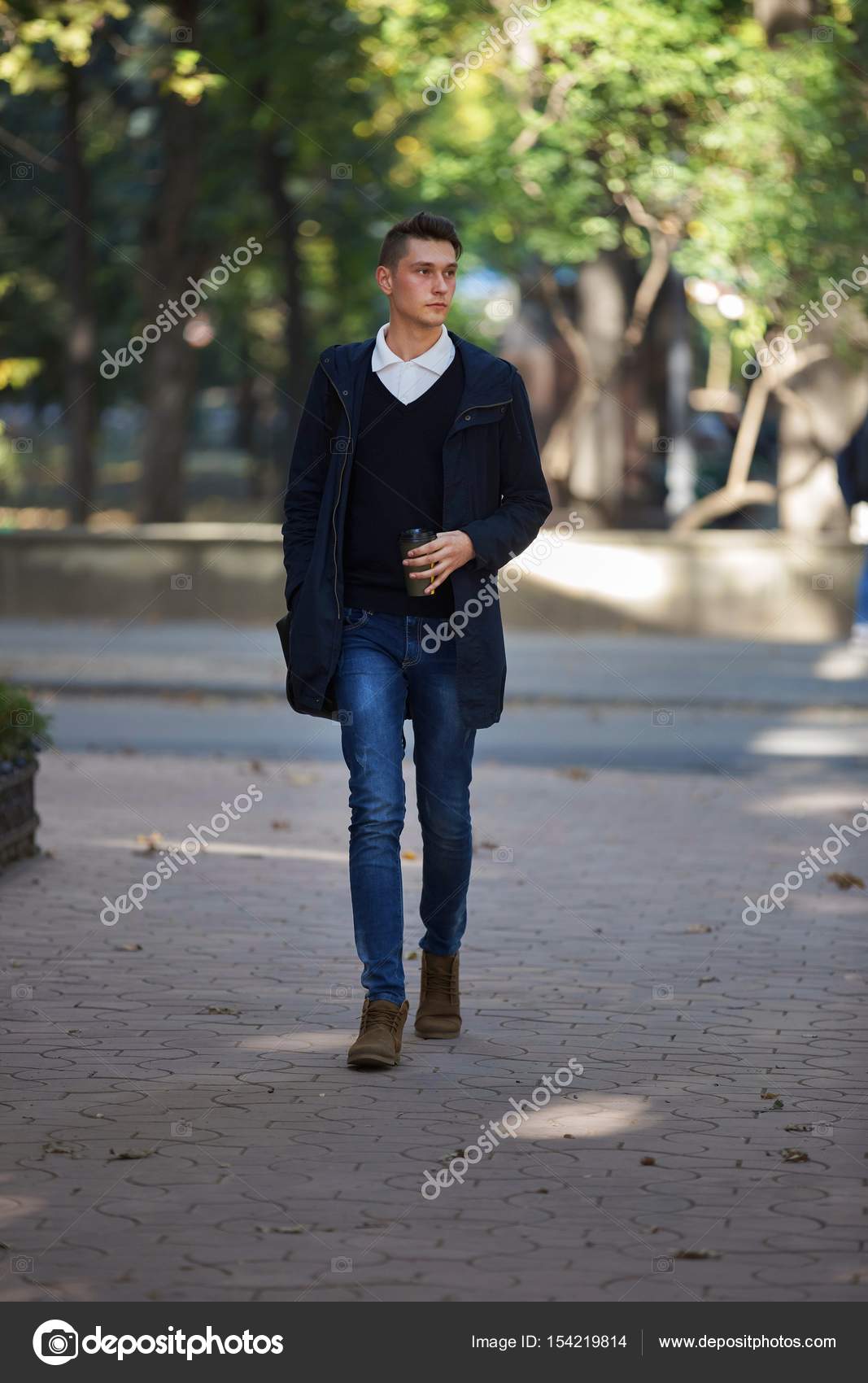 мужчина идет по дороге. спина человека. парень идет по городу. парень идет пешком. мужчина идет по улице.