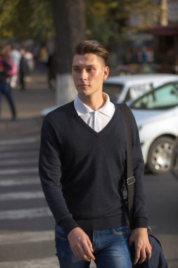 Hipster adam sokak, kentsel tarzı yürüyüş