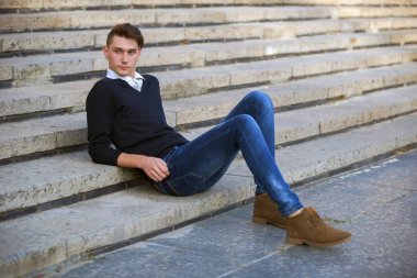 Hipster adam sokak, kentsel tarzı yürüyüş