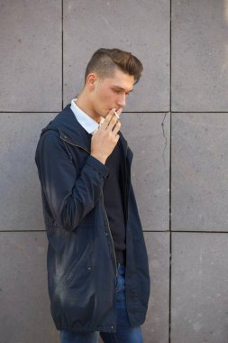 Hipster adam sokak, kentsel tarzı yürüyüş